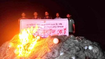 মনপুরার মেঘনায় মৎস্য দপ্তর ও থানা পুলিশের অভিযানে আটক কারেন্ট জাল -আগুনে পুড়িয়ে ধ্বংস