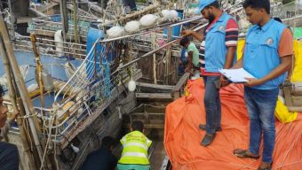 মনপুরায় ফিশিং বোটে বরফ সংরক্ষণ করায় জেলা মৎস্য দপ্তরের অভিযান পরিচালিত