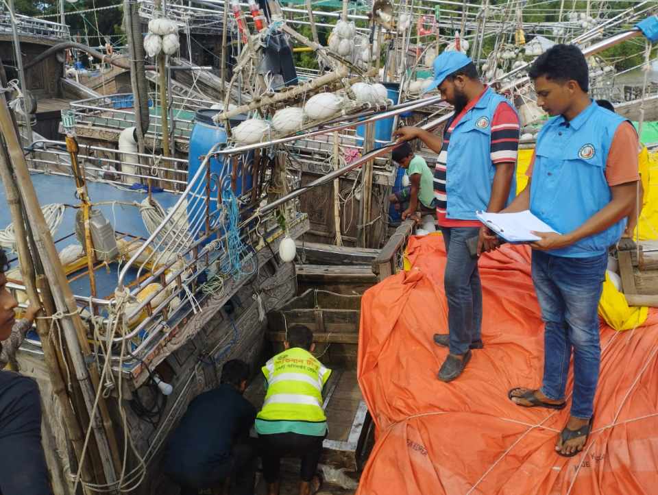মনপুরায় ফিশিং বোটে বরফ সংরক্ষণ করায় জেলা মৎস্য দপ্তরের অভিযান পরিচালিত