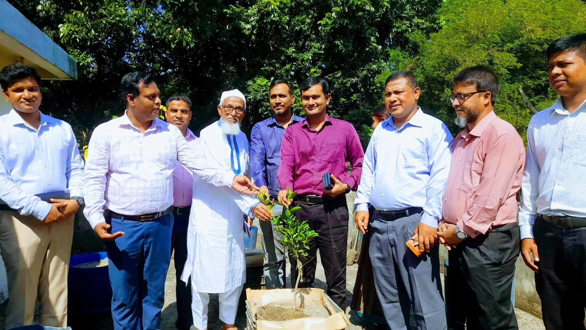 কৃষকদের মাঝে বিনামূল্যে বীজ ও সার বিতরণ