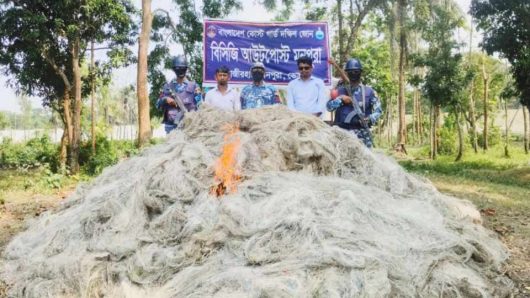মনপুরার মেঘনায় ২২তম দিনে মা ইলিশ নিষেধাজ্ঞার অভিযানে জব্দ কারেন্ট জাল-আগুনে পুড়িয়ে বিনষ্ট