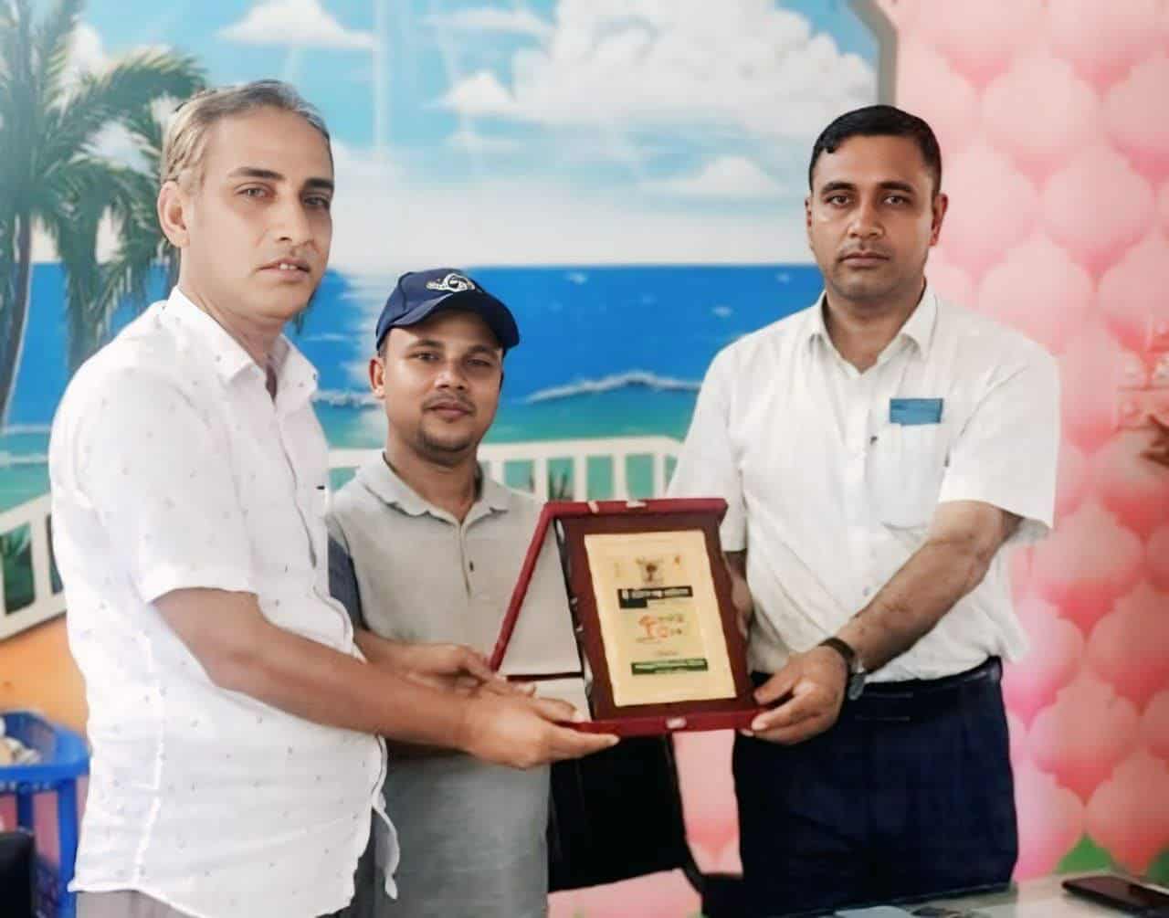 পলাশবাড়ীতে শৈশবের রঙিন স্মৃতির রঙে নিজ প্রাথমিক বিদ্যালয় রাঙিয়ে তুললেন শ্রী হরিদাস বাবু।