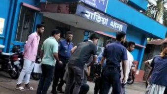 গাড়িতেই যুবককে মারধর যুবদলের নেতাকর্মীদের