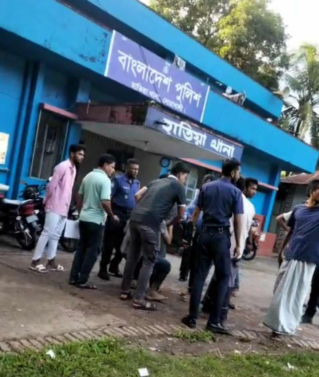 গাড়িতেই যুবককে মারধর যুবদলের নেতাকর্মীদের