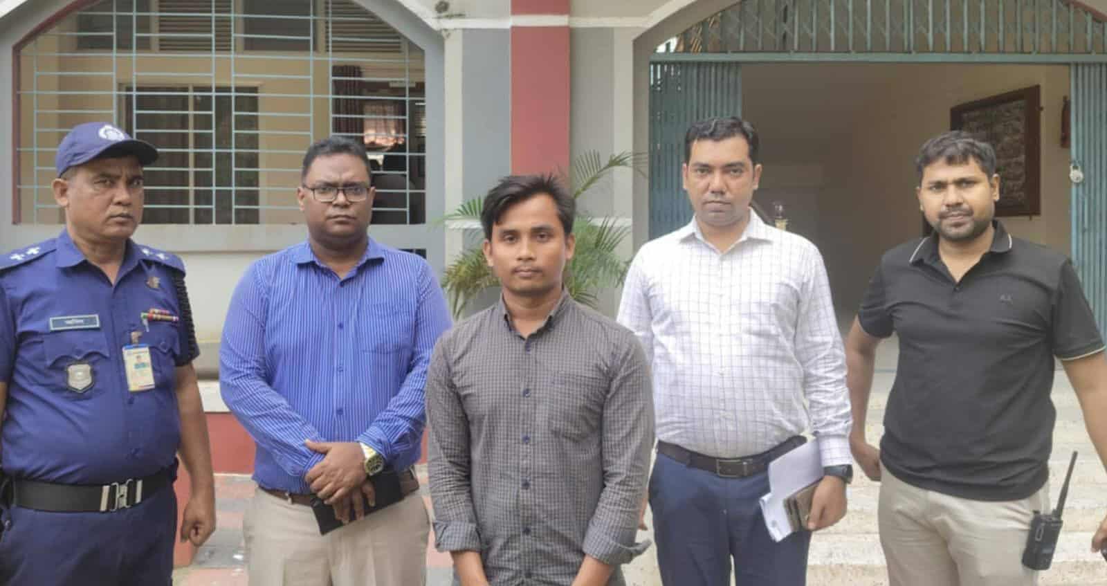 ‘কাশি’ ছিল কোডওয়ার্ড: দিনাজপুরে ডিভাইসসহ পরীক্ষার্থী আটক, পুলিশ বলছে—চক্র ঢাকায়