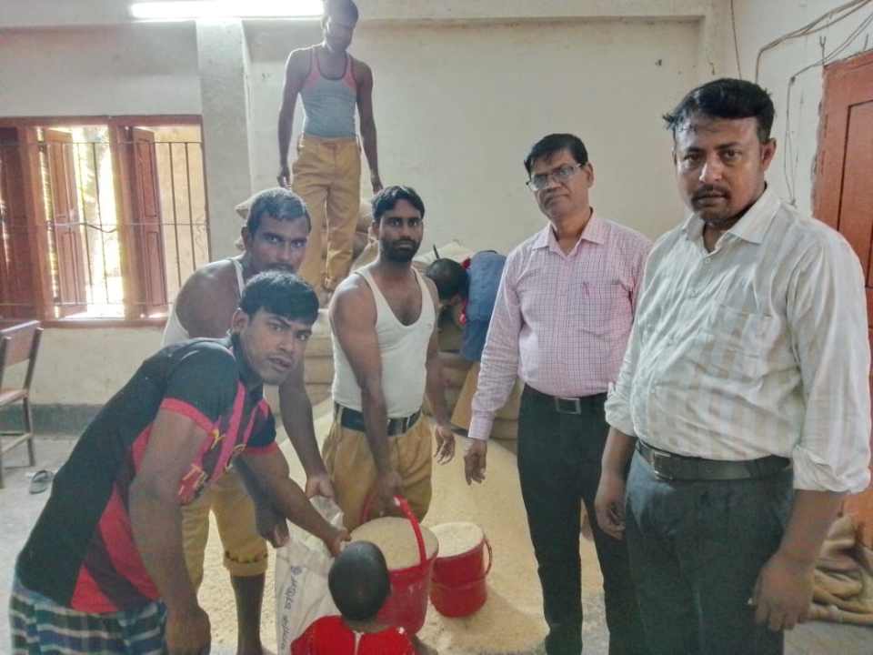 মণিরামপুরে পানিবন্দী ২০০ পরিবারের মাঝে জি.আর. চাউল বিতরণ