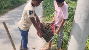 টিফিনের টাকায় রংপুরে পাঁচ শিক্ষার্থীর সড়ক সংস্কার