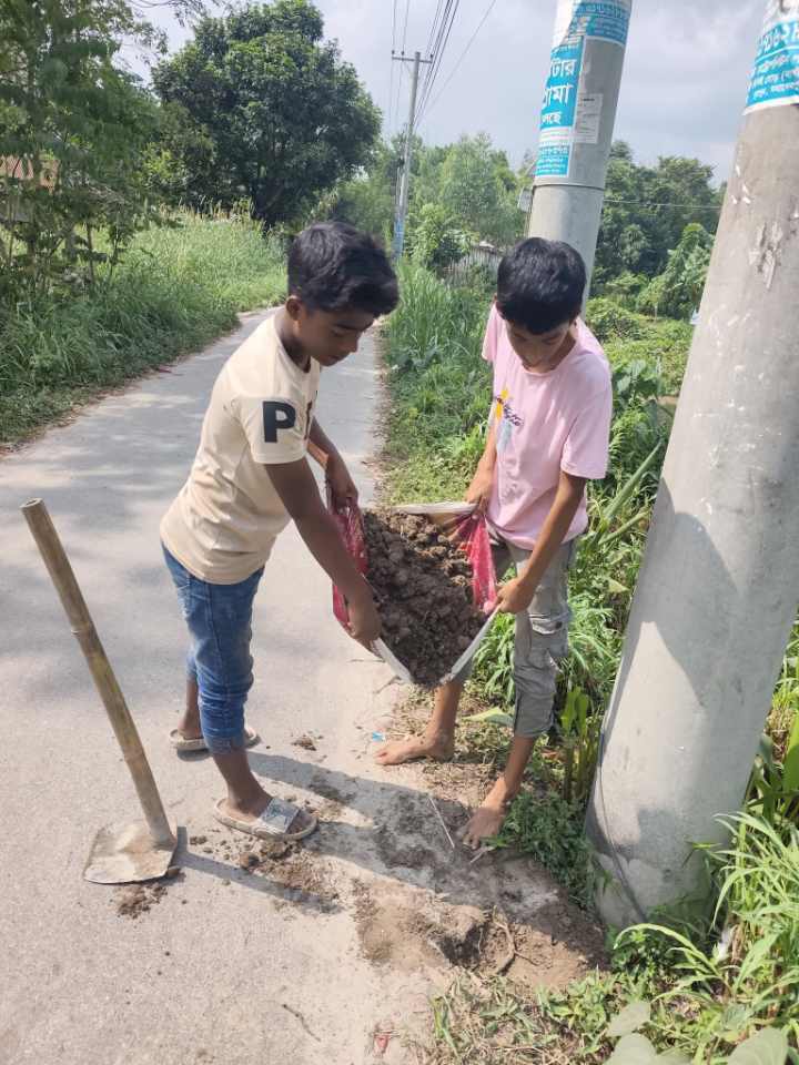 টিফিনের টাকায় রংপুরে পাঁচ শিক্ষার্থীর সড়ক সংস্কার