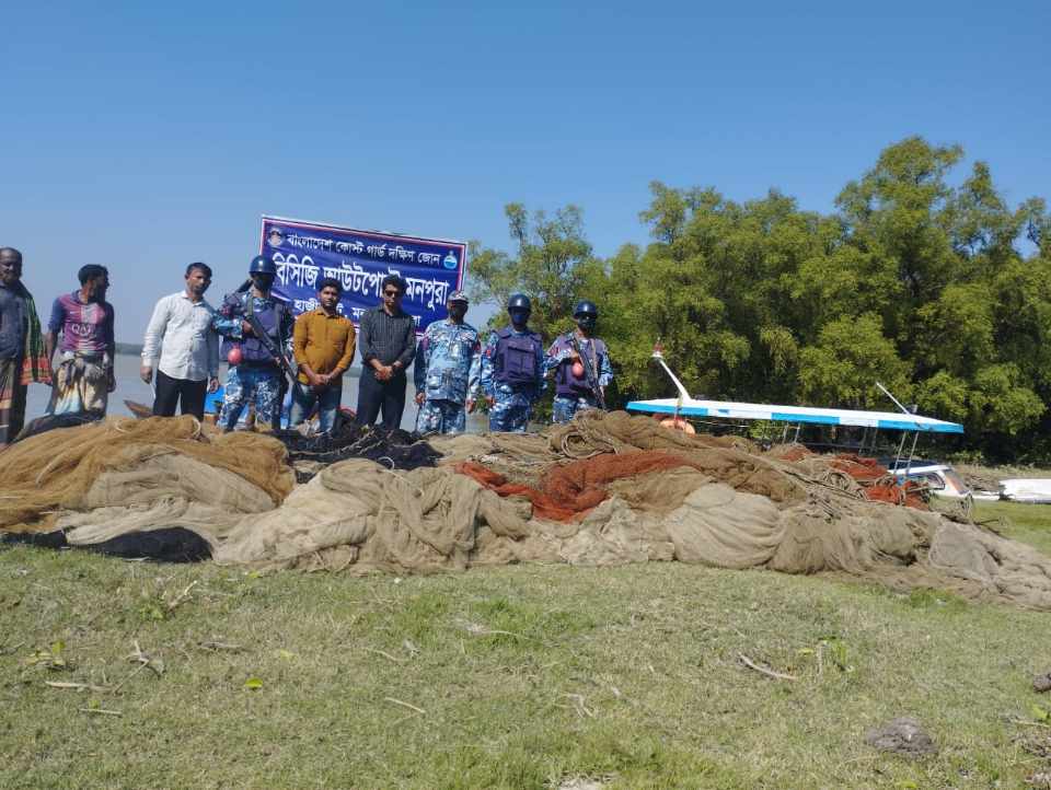 মনপুরার মেঘনায় মৎস্য দপ্তর ও কোস্ট গার্ডের অভিযানে আটক বিহেন্দী-জাল