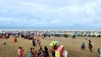 শীত শুরুতেই জমে উঠেছে ইনানী-পাটোয়ারটেক সৈকত নেমেছে পর্যটকের ঢল