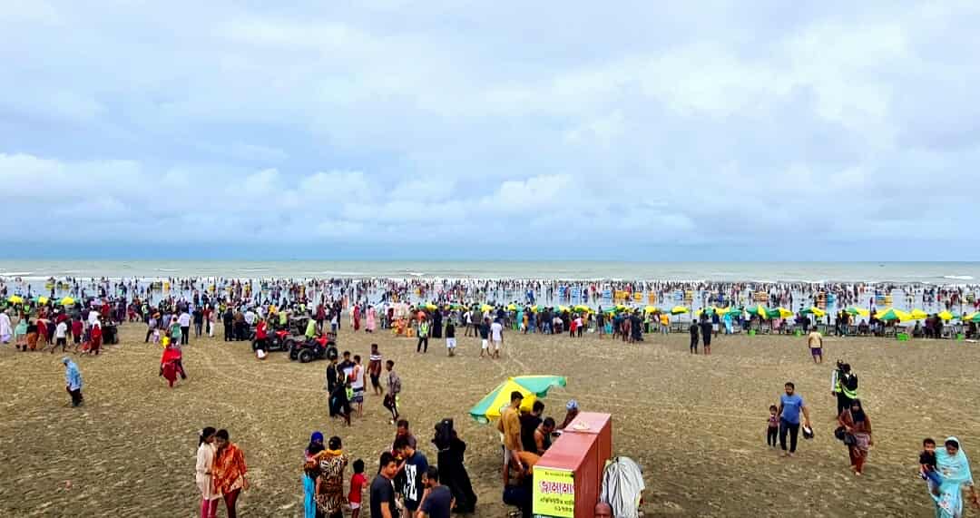 শীত শুরুতেই জমে উঠেছে ইনানী-পাটোয়ারটেক সৈকত নেমেছে পর্যটকের ঢল