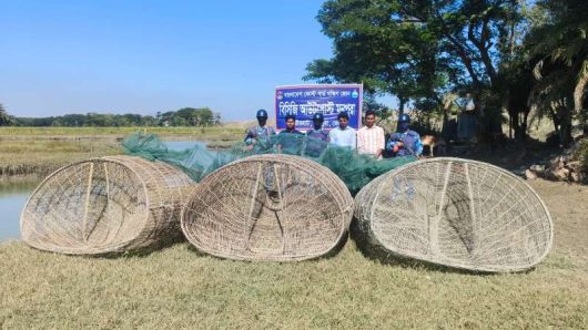 মনপুরার মেঘনায় অভিযানে পাঙ্গাশ মাছের পোনা শিকার করার চাই আটক