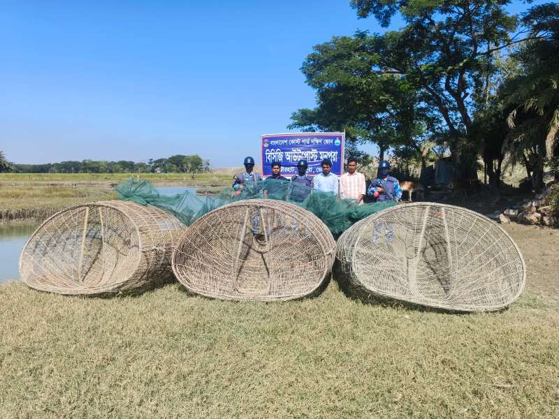 মনপুরার মেঘনায় অভিযানে পাঙ্গাশ মাছের পোনা শিকার করার চাই আটক