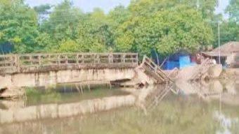 খুলনার পাইকগাছা লতা ইউনিয়নের শামুপোতা সেতু ভে/ঙ্গে পড়ায় হাজারো জনসাধারণের দুর্ভোগ