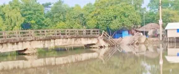 খুলনার পাইকগাছা লতা ইউনিয়নের শামুপোতা সেতু ভে/ঙ্গে পড়ায় হাজারো জনসাধারণের দুর্ভোগ