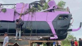 কম্বোডিয়ায় সেতু থেকে নদীতে পড়লো বাস, নিহত ১৬