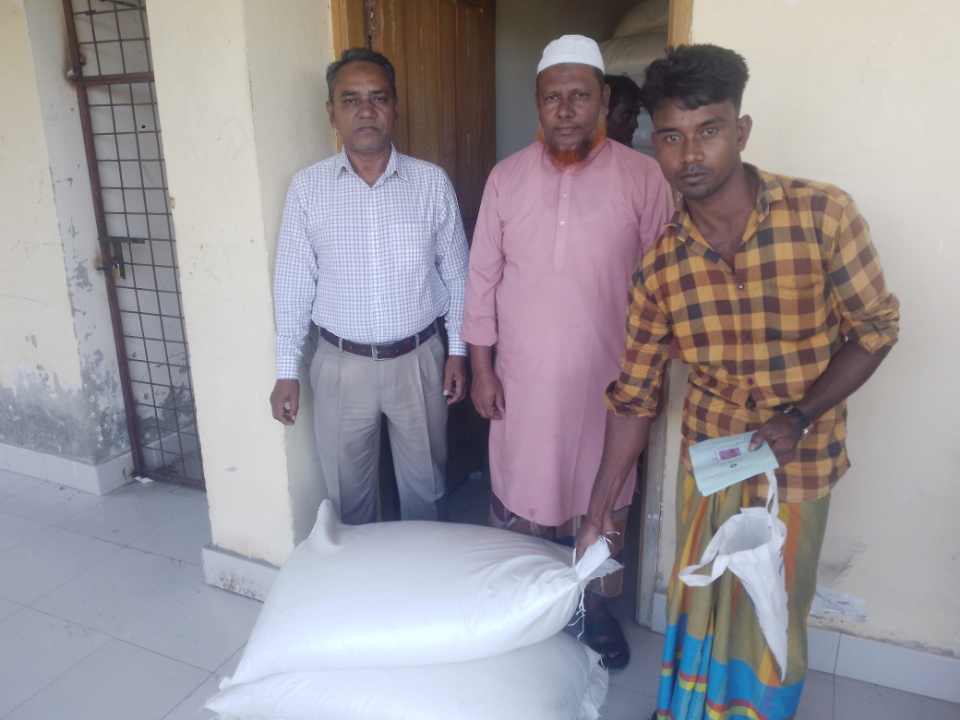 মনপুরায় ভিডব্লিউবি কার্ডের চাল বিতরন অনুষ্ঠিত