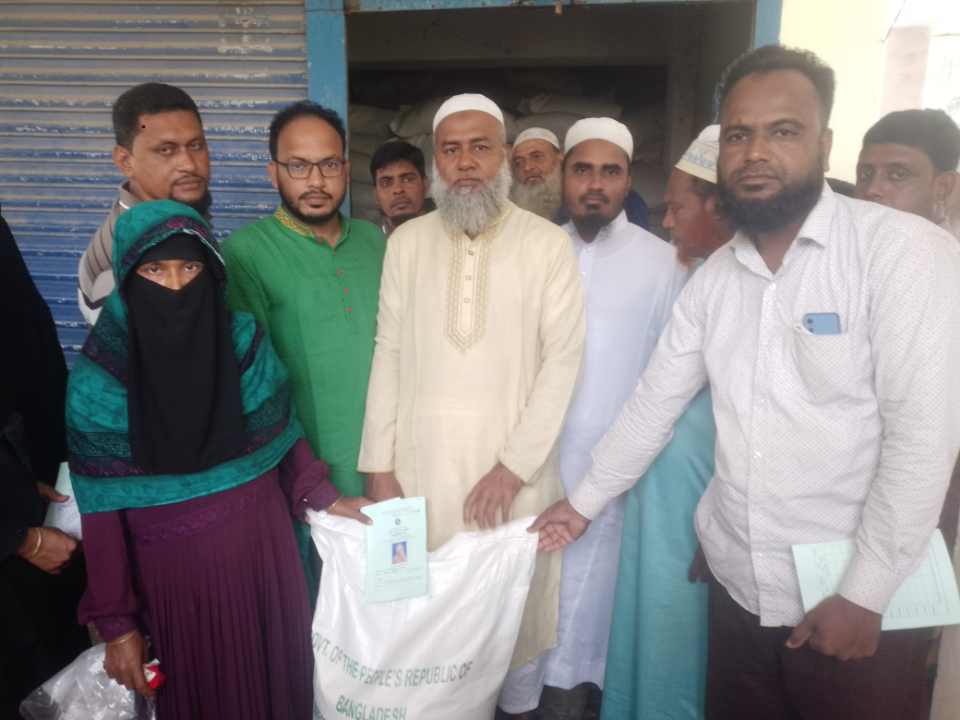 মনপুরায় ভিডব্লিউবি কার্ডের চাল বিতরন অনুষ্ঠিত