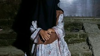 স্ত্রীর মর্যাদা ও বিয়ের স্বীকৃতির দাবিতে স্বামীর বাড়ির সামনে অ”ন”শ”ন করছেন এক অনার্স পড়ুয়া শিক্ষার্থী