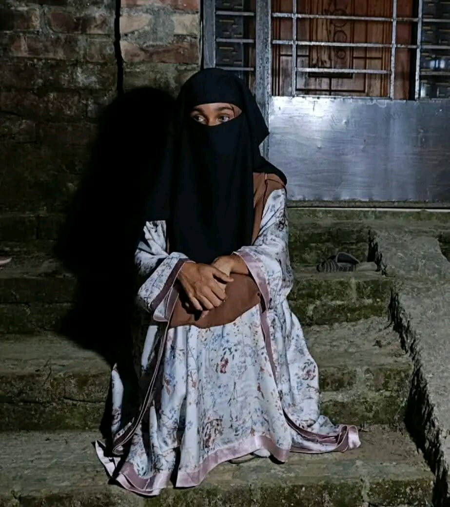 স্ত্রীর মর্যাদা ও বিয়ের স্বীকৃতির দাবিতে স্বামীর বাড়ির সামনে অ”ন”শ”ন করছেন এক অনার্স পড়ুয়া শিক্ষার্থী