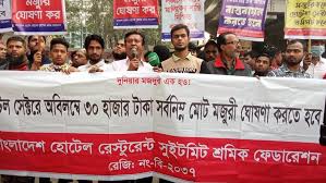 রেস্তোরাঁর আলো-ছায়ার মাঝে শ্রমিকের দীর্ঘ দিন
