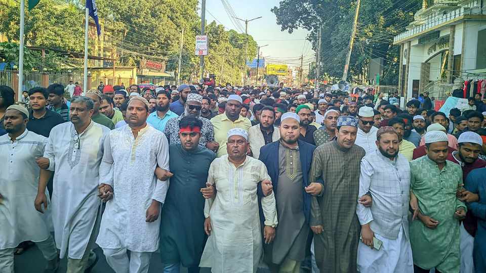 ওসমান হাদিকে হত্যার প্রতিবাদে রংপুরে শোক র‍্যালি ও সর্বদলীয় বিক্ষোভ