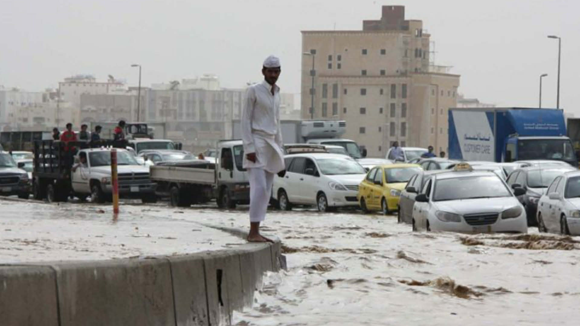 সৌদি আরবে তীব্র ঝড়-বৃষ্টি, বন্যার সতর্কবার্তা