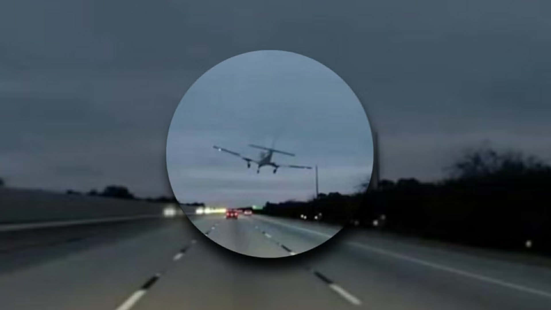 হাইওয়েতে চলন্ত গাড়ির ওপর আছড়ে পড়ল বিমান