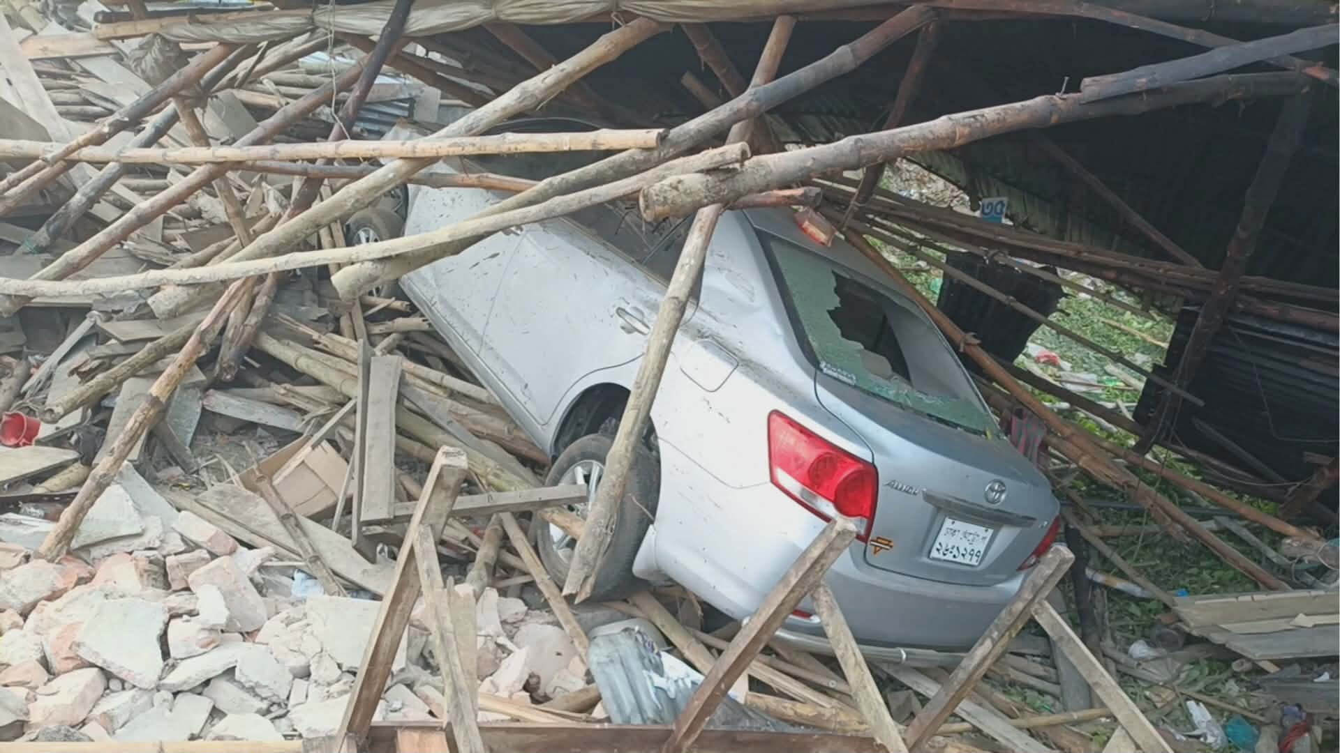 নিয়ন্ত্রণ হারিয়ে চায়ের দোকানে প্রাইভেট কার, নিহত ১