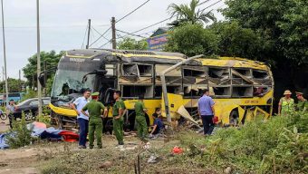 ভিয়েতনামে নিয়ন্ত্রণ হারিয়ে উল্টে গেল বাস, নিহত ৭