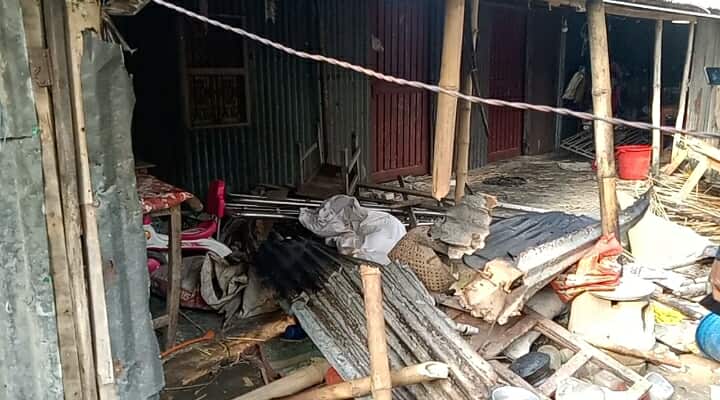 শ্বাশুড়িকে কুপিয়ে জখম ও বাড়ি ঘর ভাংচুরের অভিযোগ , অভিযোগ নেয়নি থানা।