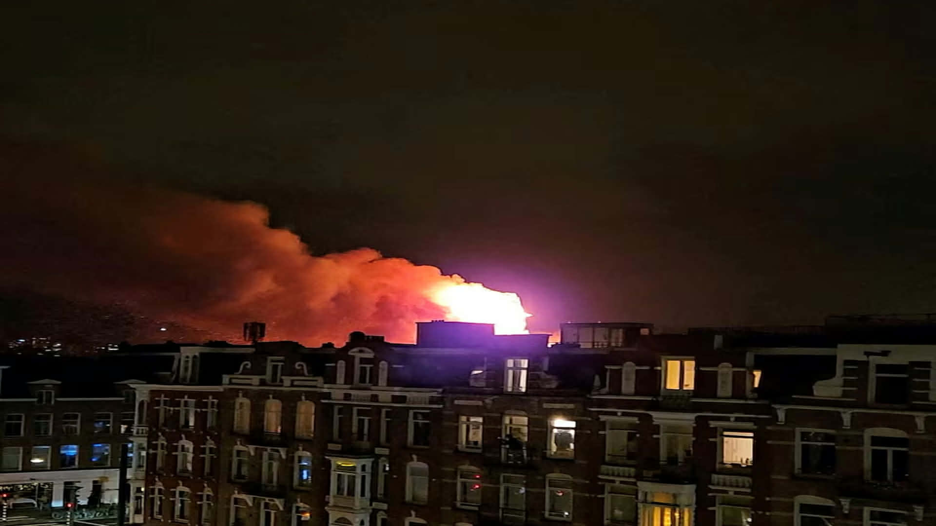 নেদারল্যান্ডসে আতশবাজি দুর্ঘটনায় নিহত ২, আগুনে আমস্টারডাম গির্জা ধ্বংস