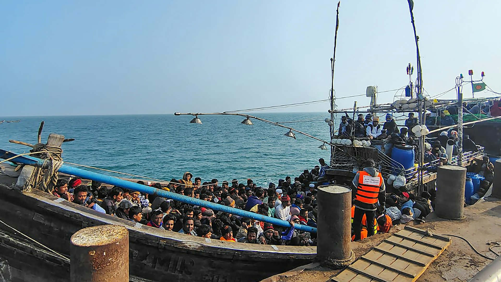 অবৈধভাবে মালয়েশিয়া যাওয়ার পথে সমুদ্র থেকে দালাল চক্রসহ ২৭৩ জন আটক