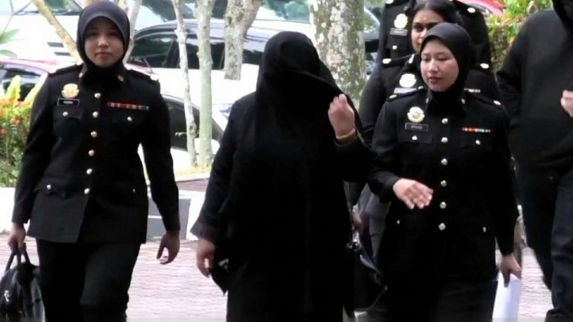 ঘুষের বিনিময়ে বাংলাদেশিদের প্রবেশ, মালয়েশিয়ায় সাবেক অভিবাসন কর্মকর্তা গ্রেফতার