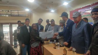 বোচাগঞ্জে শীতার্তদের মাঝে শীতবস্ত্র বিতরণ।