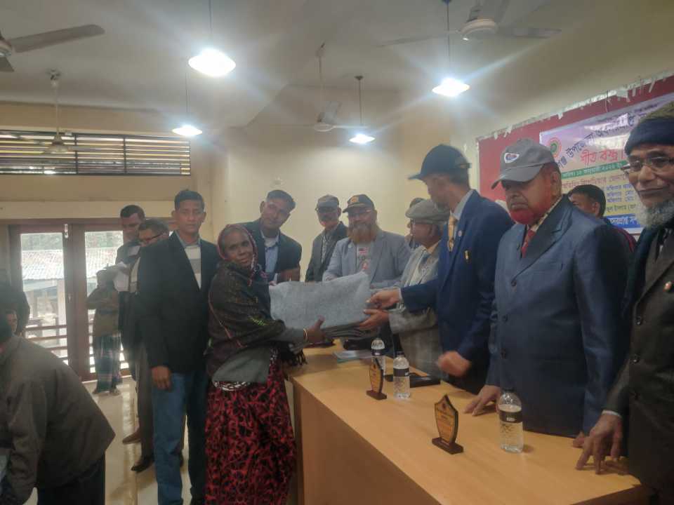 বোচাগঞ্জে শীতার্তদের মাঝে শীতবস্ত্র বিতরণ।