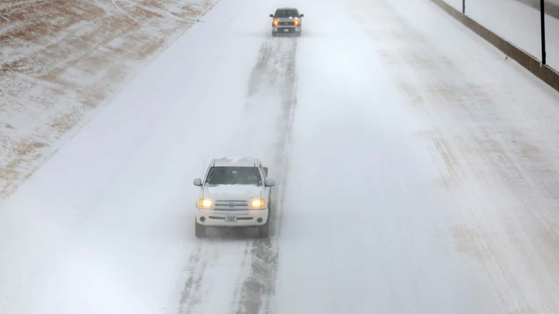 যুক্তরাষ্ট্রে শীতকালীন ঝড়ে বিপর্যস্ত ১৩ হাজার ফ্লাইট বাতিল, ১৭ অঙ্গরাজ্যে জরুরি অবস্থা