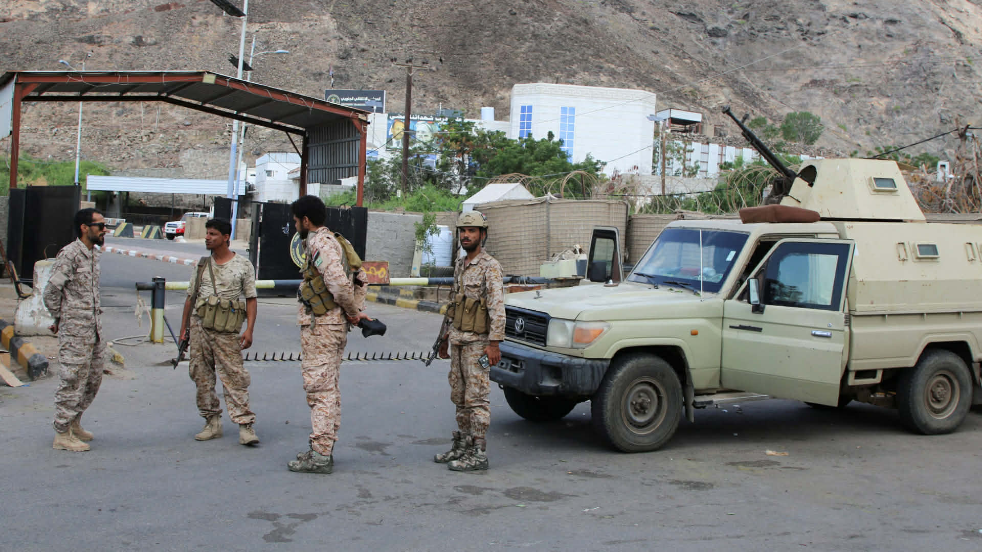 নির্বাচনের প্রথম ধাপ শেষে সংঘবদ্ধ হামলার মুখে মিয়ানমার সেনাবাহিনী!