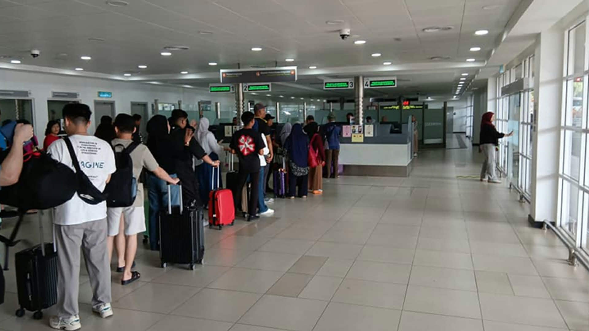 প্রবেশে ব্যর্থ: ৬ বাংলাদেশিসহ ৯ বিদেশিকে ফেরত পাঠাল মালয়েশিয়া