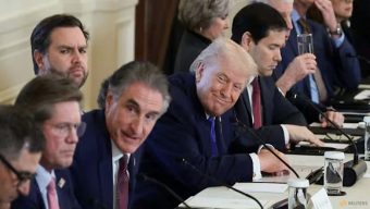 গ্রিনল্যান্ড দখলের ইঙ্গিত দিয়ে আবারও উত্তেজনা বাড়ালেন ট্রাম্প