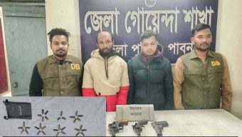 পাবনায় ডিবি পুলিশের পৃথক দুইটি অভিযানে তিনটি আগ্নেয়াস্ত্র ৬০ রাউন্ড গুলিসহ চার জন আটক