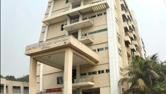 মানিকগঞ্জ সদর হাসপাতালে তত্ত্বাবধায়কের বিরুদ্ধে গাড়ি পার্ক ও রুমবেড ভাড়া সহ নানা দুর্নীতির অভিযোগ