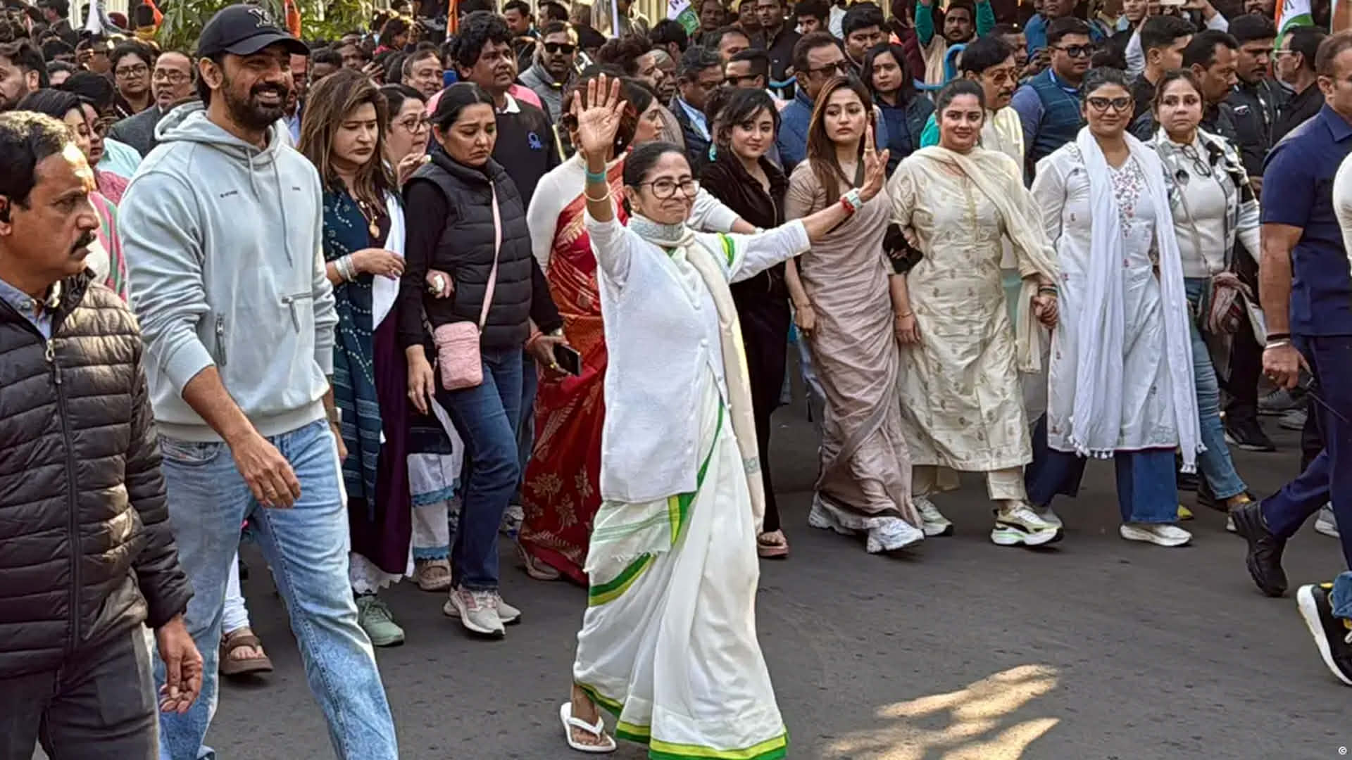 তৃণমূলের দফতরে ইডির অভিযানের প্রতিবাদে নেতাকর্মীদের নিয়ে ৮ কিলোমিটার পথ হাঁটলেন মমতা