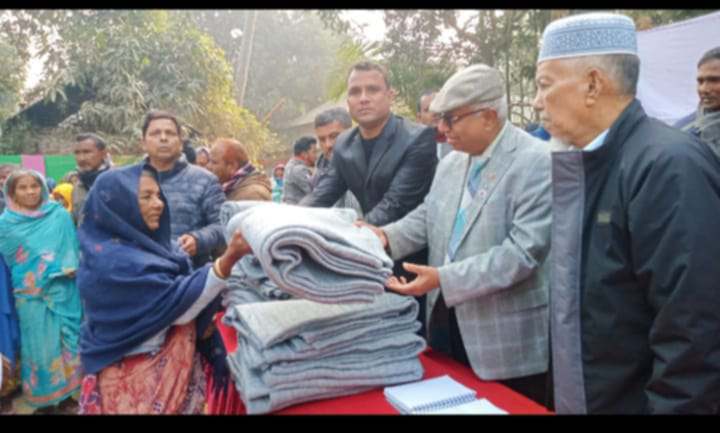 বোচাগঞ্জে অসহায় দুস্থদের মাঝে শীতবস্ত্র বিতরণ