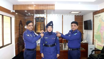 গাইবান্ধা জেলায় পদোন্নতিপ্রাপ্ত পুলিশ সদস্যের র‌্যাংক ব্যাজ পরিধান।