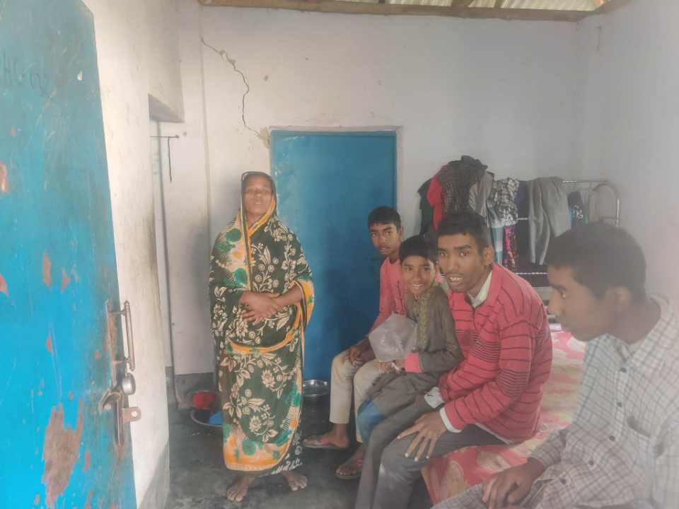 বোচাগঞ্জে ৫ প্রতিবন্ধী সন্তান খুব কষ্টে দিন কাটাচ্ছে।