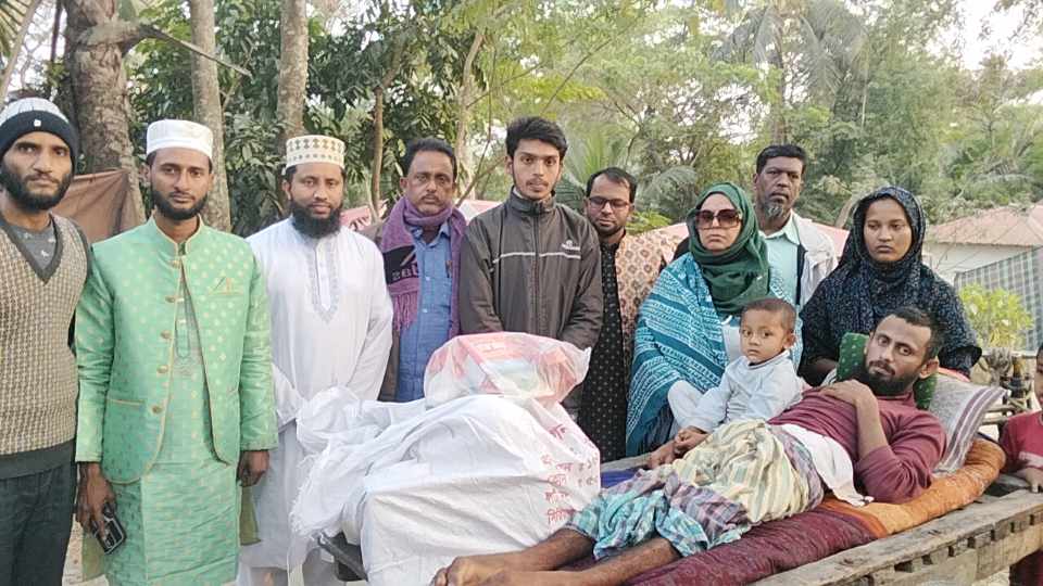 মনপুরায় দুস্থ ও অসহায় রাকিবের পাশে হিউম্যান রাইটস মনপুরা শাখা