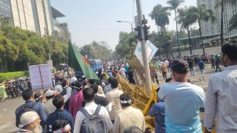 ৯ম পে-স্কেলের গেজেট দাবি ব্যারিকেড ভেঙে যমুনা অভিমুখে সরকারি চাকরিজীবীরা