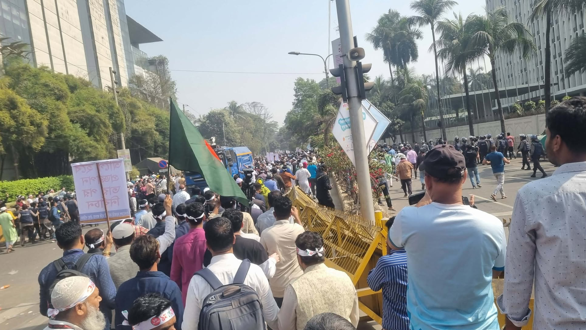 ৯ম পে-স্কেলের গেজেট দাবি ব্যারিকেড ভেঙে যমুনা অভিমুখে সরকারি চাকরিজীবীরা