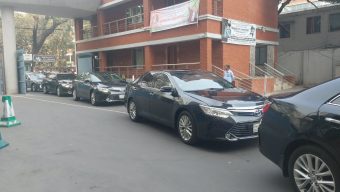 সচিবালয়ে প্রবেশ করেছে নতুন মন্ত্রিসভার সদস্যদের জন্য প্রস্তুত ৪৫ গাড়ি।